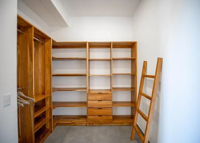 Brand New 3 Br Modern Gal